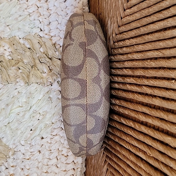 Coach logo clamshell eyeglass/sunglass hard case. - Picture 2 of 12